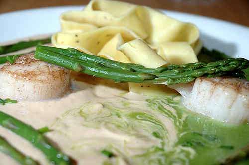 Photo of Scallops with Creamed Chanterelle Mushrooms and Green Asparagus